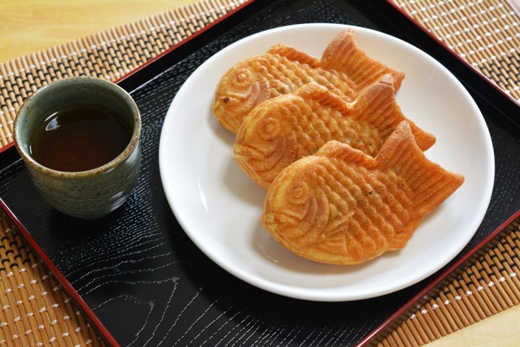 白い器に盛り付けた、焼きたてのたい焼き